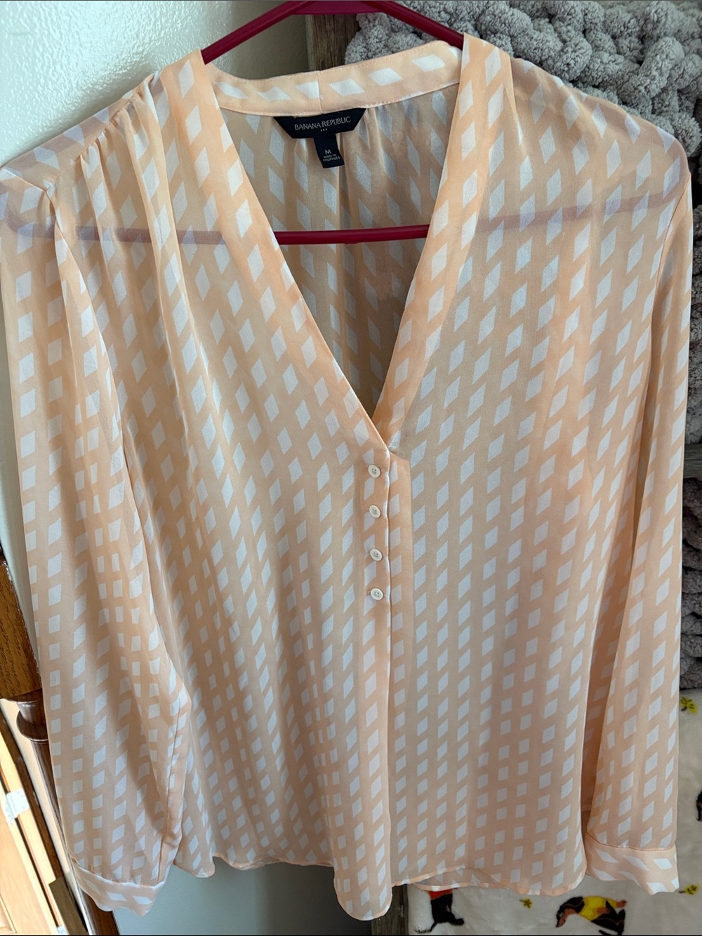 Banana Republic Peach & White Geometric V-Neck Button Blouse
